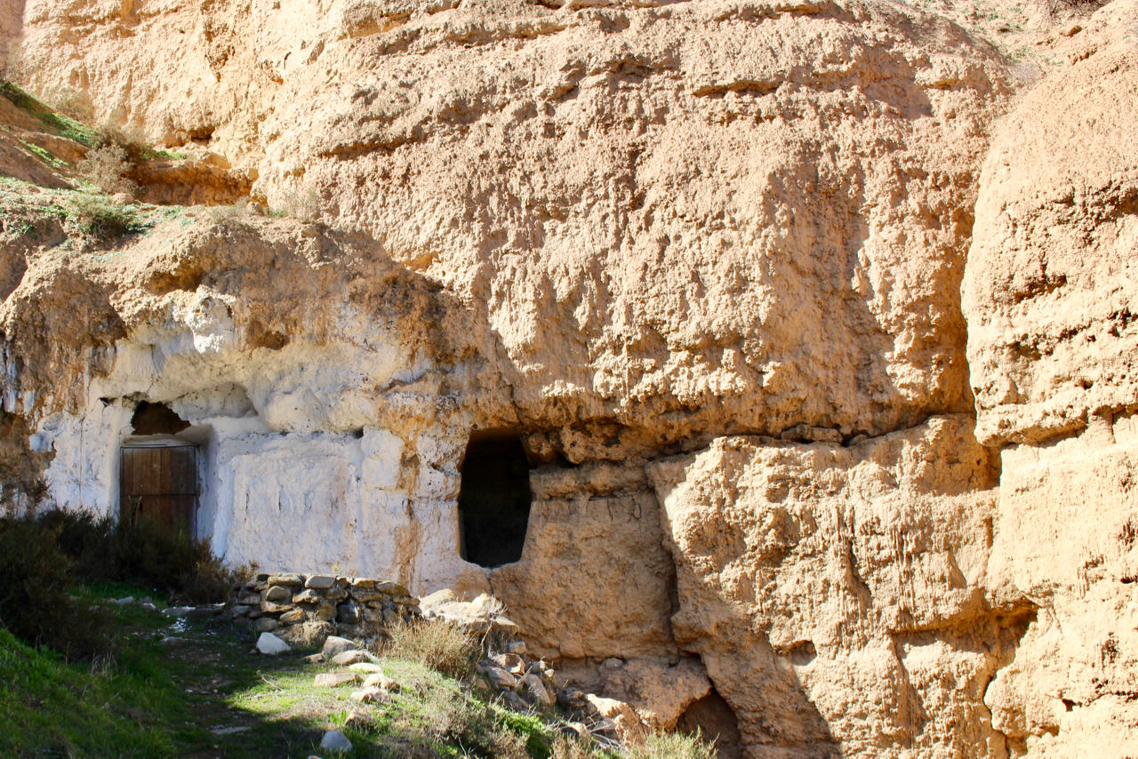 Eingang einer Höhlenwohnung in Marchal