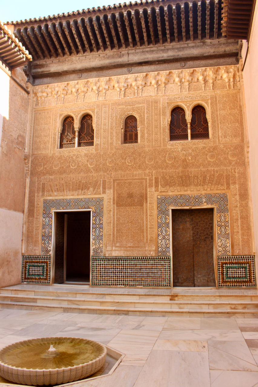 Fassade des Comares-Palast in der Alhambra