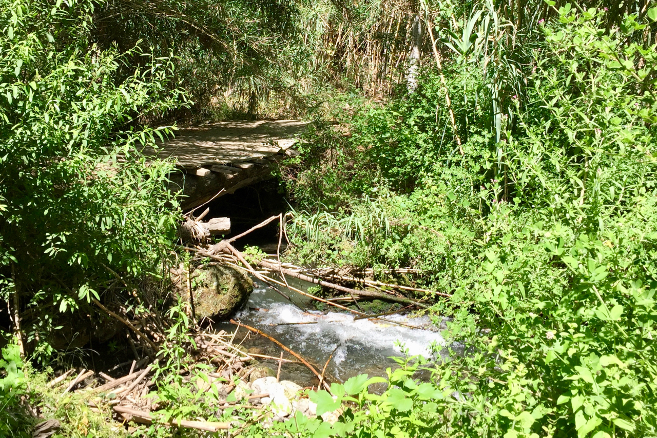 Klares Wasser des Río Dúrcal aus der Sierra Nevada