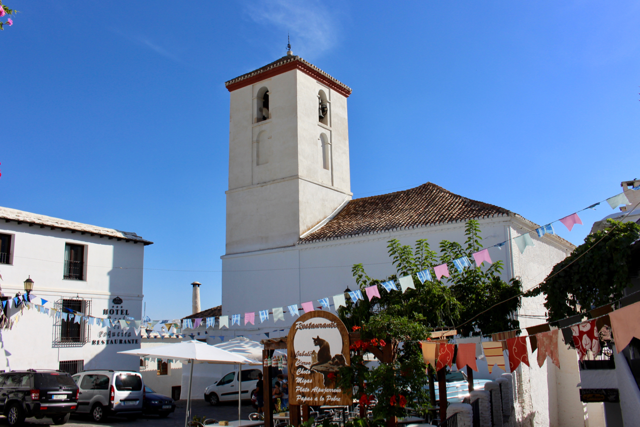 Hauptplatz mit Kirche in Capileira