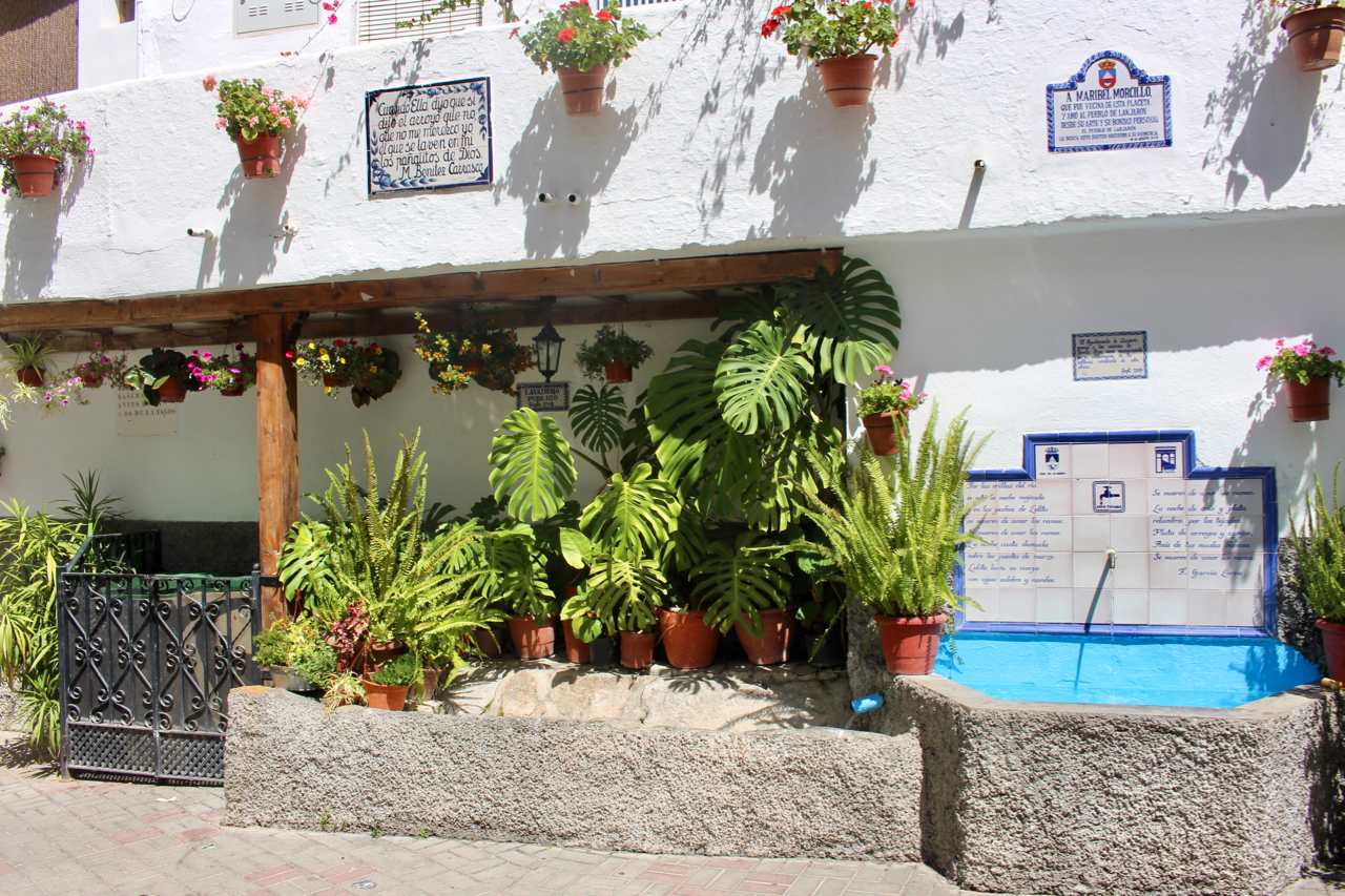 Trinkbrunnen auf einem Platz in Lanjarón