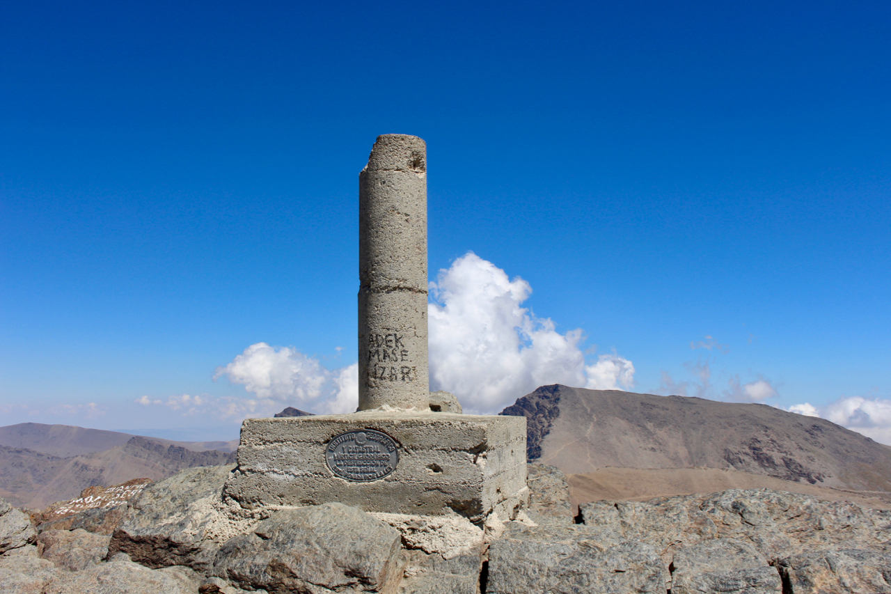 Gipfelmarkierung des Veleta auf 3.396 Metern Seehöhe