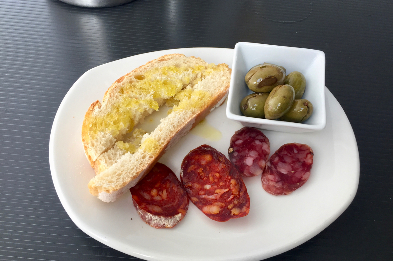 Chorizo und Salchichón mit Brot und Oliven als Tapa
